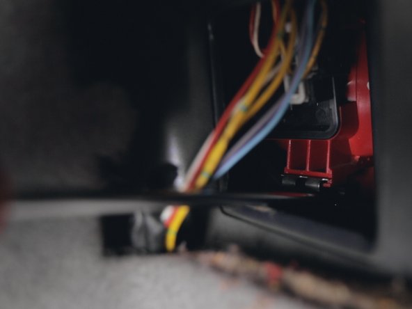 A l'aide d'une tournevis plat faire levier sur l'accroche du feu pour la déclipser