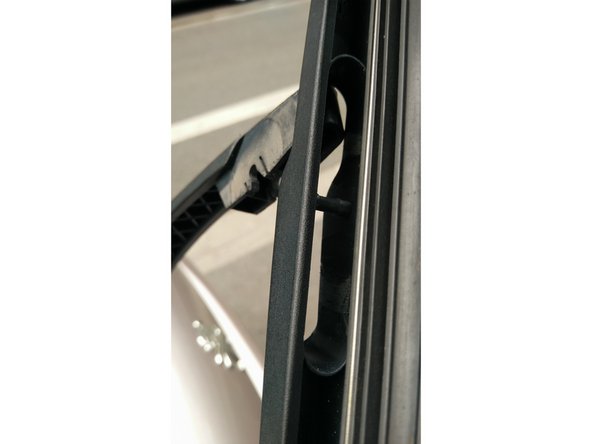 On place le nouvel essuie-glace en l'insérant dans l'encoche adéquate.