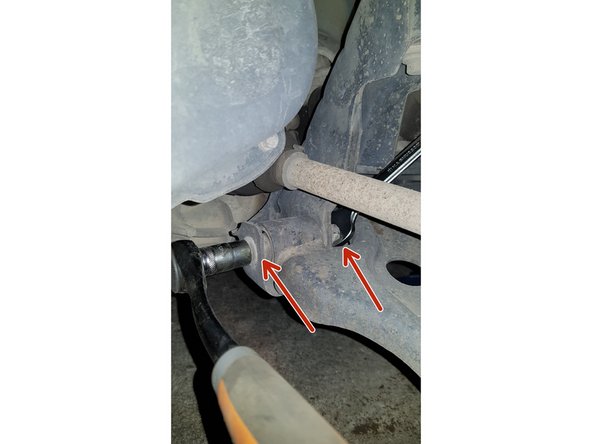 Avec une douille de 15mm et une clé plate de 18mm retirez le boulon.