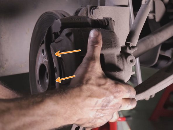 Faire pivoter le moyeu et extraire le bout du cardan.