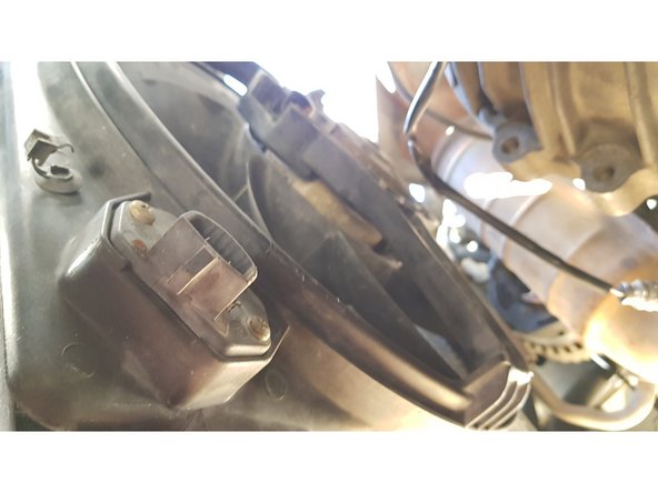 Débranchez le moteur et la résistance puis éloignez les câbles.