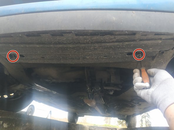 s'assurer que la partie basse est correctement positionnée et visser les 2 vis de fixation, clé de 10mm