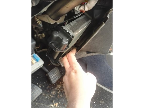 Insérer le nouveau radiateur dans son logement et revisser les 2 vis de maintiens