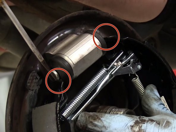 Replacer le câble de frein à main