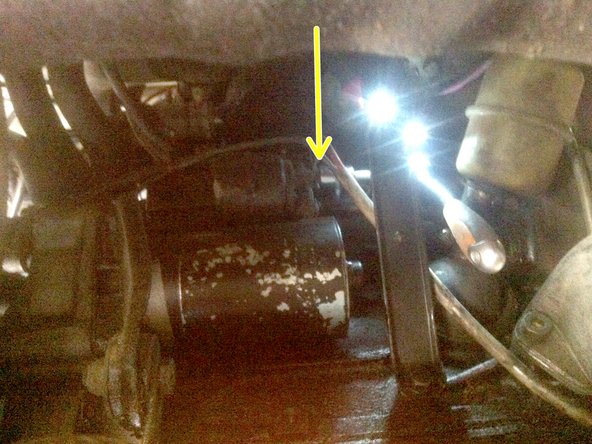 Avec un cliquet de 13 retirez l'écrou repéré à l'étape 4.