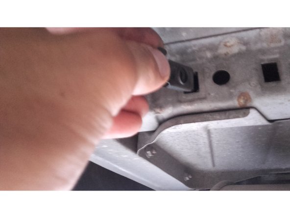 Le kit est livré avec des écrous cages qui se positionnent directement dans les trous du chassis.