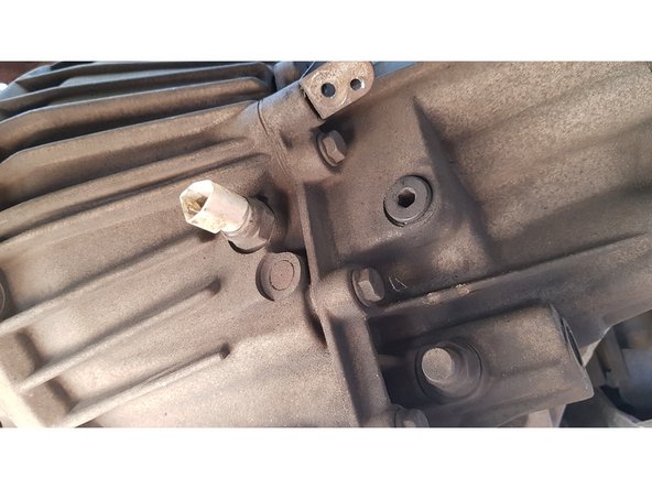 Retirez l'agrafe en tirant dessus.