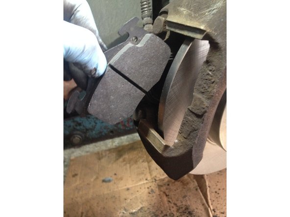 
The pads are asymmetrical 2 by 2, there is a mounting direction, the shape of the caliper does not allow you to reverse the pads. They are installed without forcing
