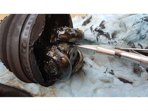 Avec une pince à circlips retirez le circlip.