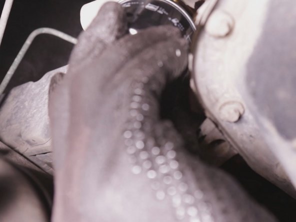 
Tighten the oil filter firmly by hand.
