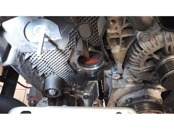 Si vous n'aviez pas au préalable vidangé votre circuit de refroidissement, celui ci s'écoulera à la dépose de la pompe a eau. Placer donc un bac de récupération sous celle ci