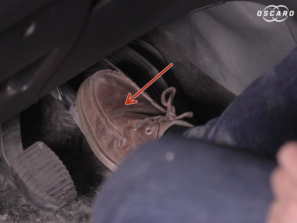 Appuyer plusieurs fois sur la pédale de frein afin de remettre en place le piston