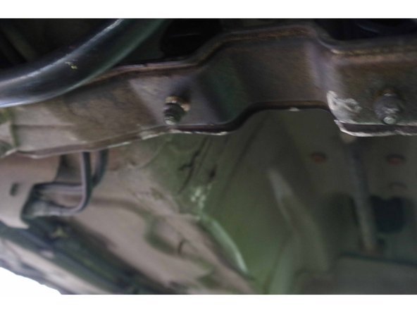 On commence par fixer les silents block. On reprend les 2 petits écrous (que nous avions précieusement gardé ! ) pour fixer la nouvelle pièce sur le chassis.