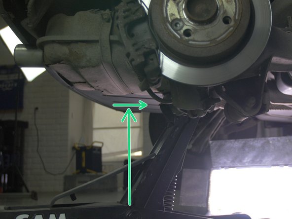 Placer le cric sous le silencieux pour éviter sa chute