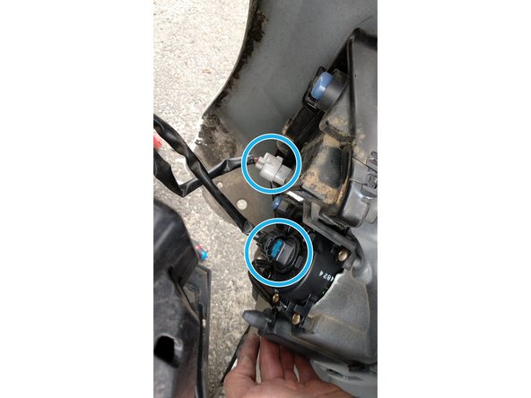 
Disconnect the power cables from the front headlights and fog lights.
