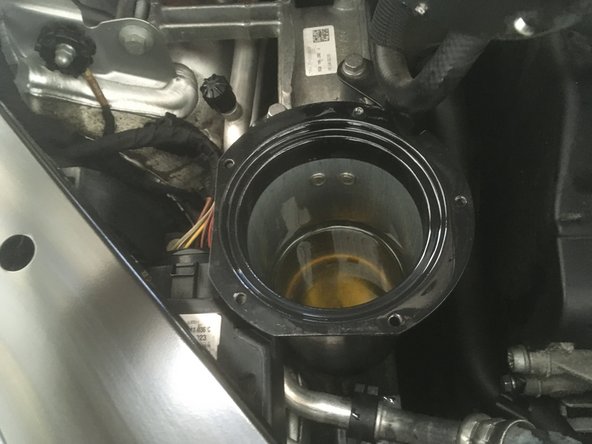 Retirer l'ancien filtre à carburant en le tirant vers le haut