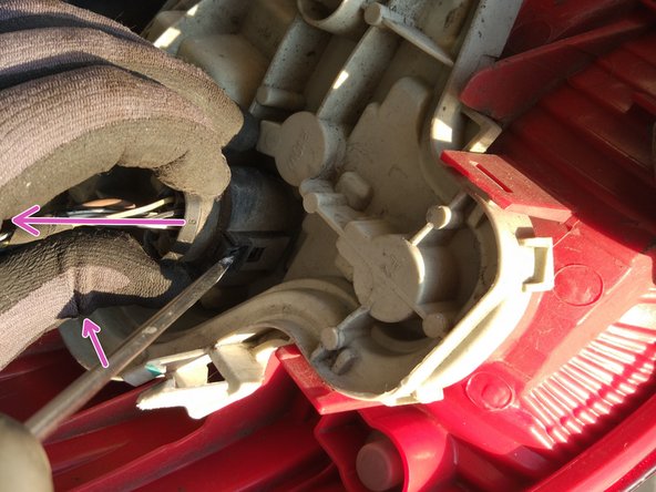 Pour débrancher le faisceau, insérer un petit tournevis dans le connecteur et faire levier tout en tirant sur le connecteur.