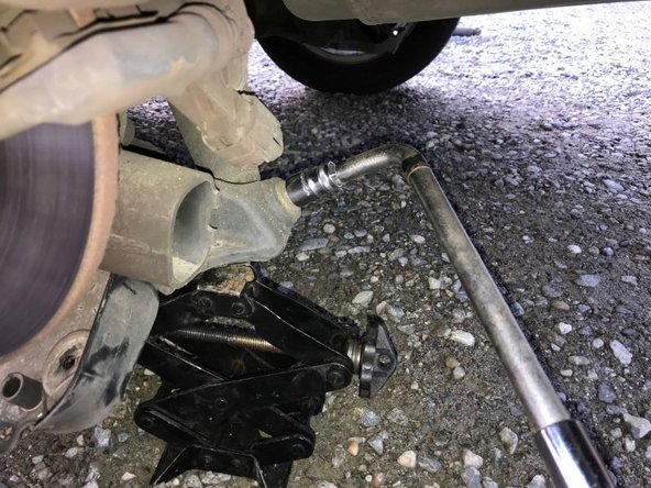 Ensuite, défaire à l'aide d'un cliquet le boulon .