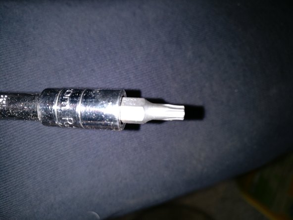 A l'aide d'une douille et d'un embout troxs T6, dévisser la vis du support filtre