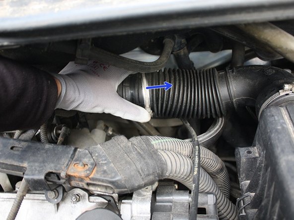 Éloigner les colliers de serrage afin de pouvoir déboîter les conduits d'air.