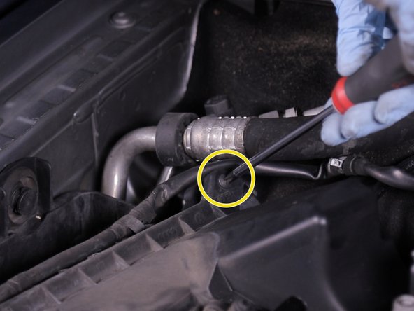 Dévisser les 2 vis de chaque coté de la boite à air