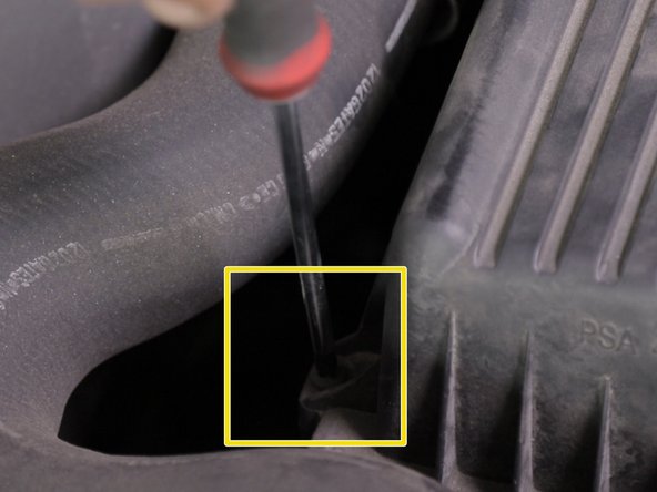 Revisser les 4 vis autour de la boite à air