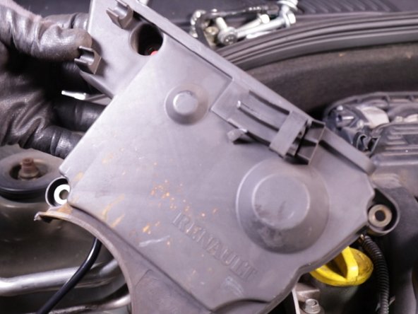 Retirer le carter inférieur en plastique par le haut en dégageant l’accès des tuyaux de climatisation et de la durite d'essence