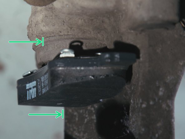 Glisser le piston dans l'accroche de la plaquette