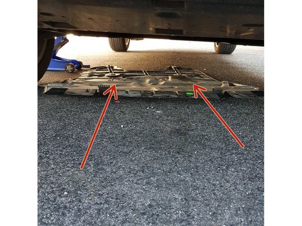 Les vis sont maintenant retiré, vous pouvez enlevé la protection en dessous du moteur.