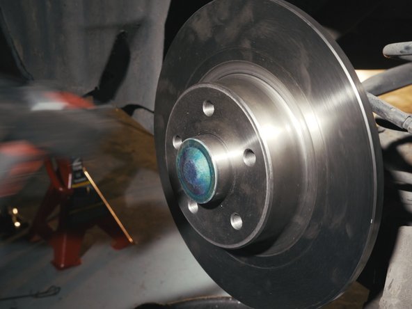 Tapoter légèrement avec le marteau sur les côtés du cache pour le bloquer