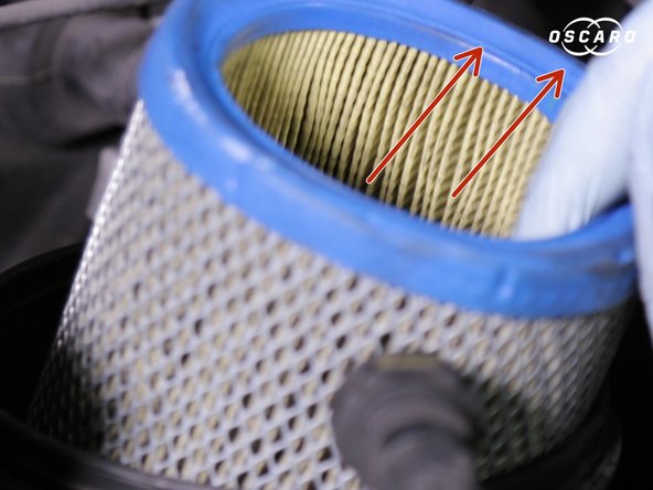 Retirer le couvercle de la boite à air et sortir le filtre à air de son emplacement