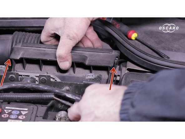 Viser les deux vises de maintien du filtre