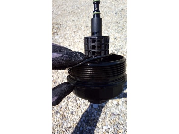 Remplacer le joint de la cloche du filtre à huile et le lubrifier avec de l'huile neuve