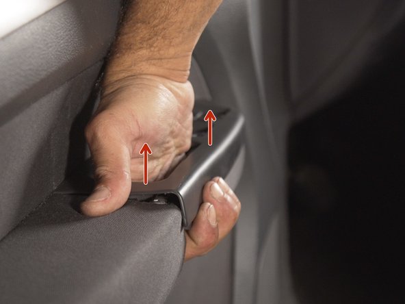 Retirer la poignée de porte intérieur en la tirant vers le haut