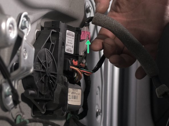 Rapprocher le panneau de porte et replacer le connecteur des commandes de lèves vitres