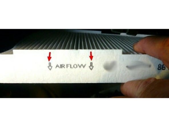 Vérifier le  sens d'insertion et fermer le logement.