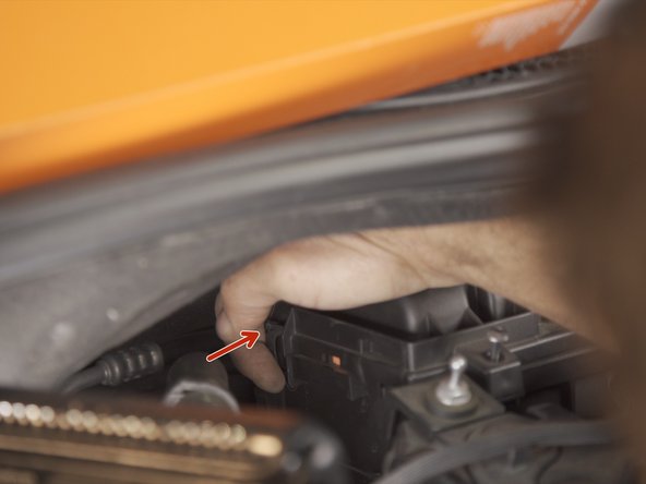 Refermer l'agrafe présente sur le côté de la boite à air en poussant dessus