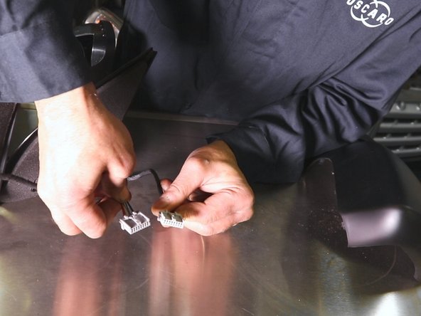 Comparer l'ancien et le nouveau rétroviseur; connecteur , dimensions et fixations identiques