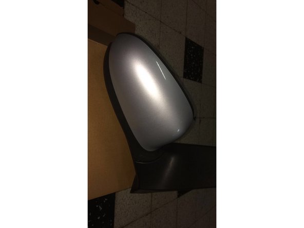 Reposez l'ancienne coque sur le nouveau réroviseur, il faudra juste la posée et se clipsera en la poussant