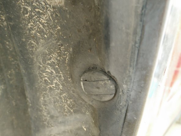 Démonter les clips à l'aide d'un tournevis plat