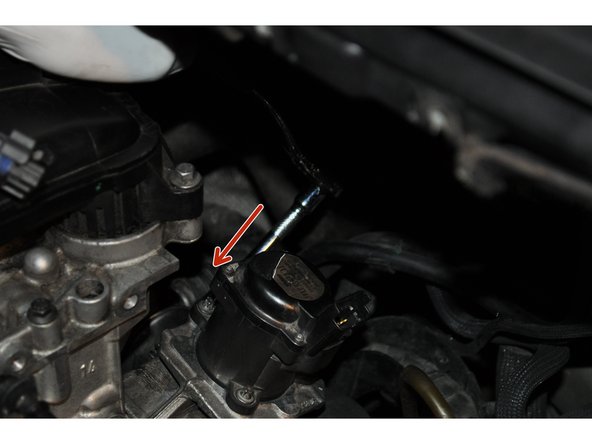 Utiliser un cliquet pour déposer les vis