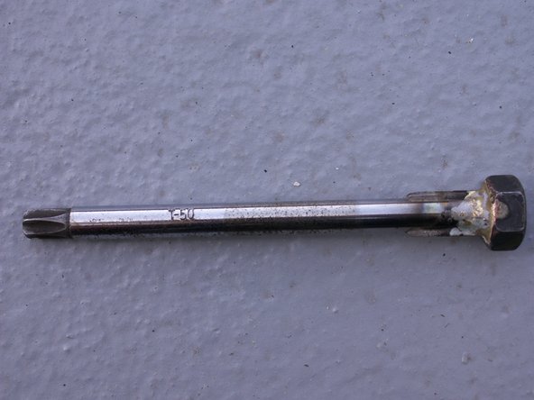 Il faut obligatoirement utilser un outil adapté Torx 50