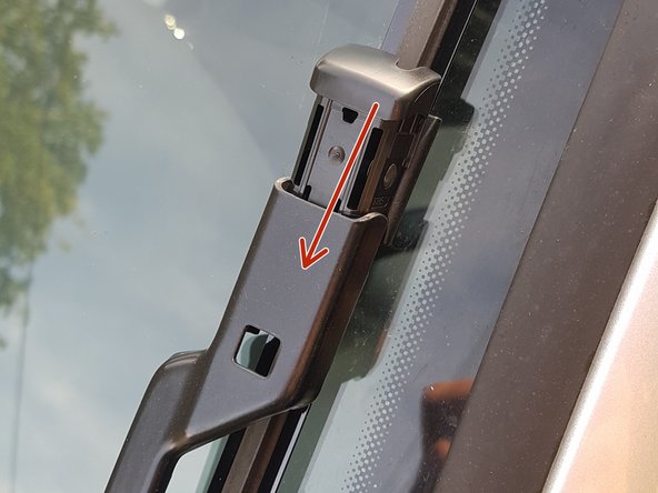 Placer le nouvel essuie glace dans son emplacement et emmettre une pression vers le bas pour que le clips rentre dans son trou