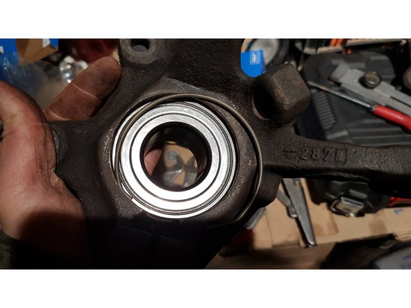 Une fois le roulement mis jusqu'à la gorge, il n'y a plus qu'à remettre le nouveau circlip fournit avec le kit.