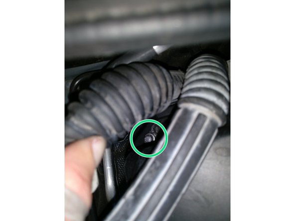 Une des vis est cachée sous les gaines protectrices, vous devrez utiliser une rallonge pour l'atteindre