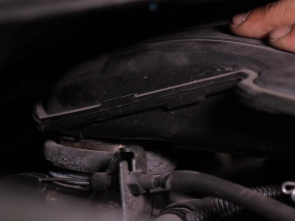 Emboitez les deux parties du tuyau d'admission d'air