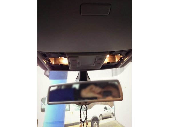 Remettez le cache transparent en respectant son sens et en ouvrant votre porte lunette à 45° puis appuyez fortement sur tout le contour pour mettre les clips.