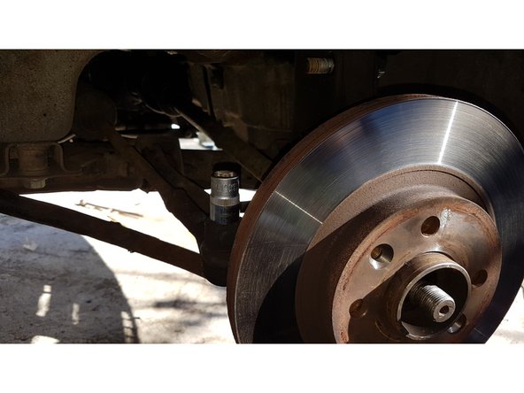 Avec une douille de 17, dévissél'écrou de rotule de direction