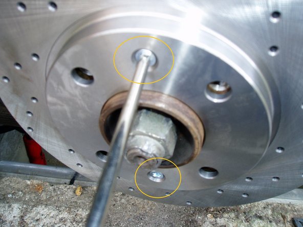 nettoyer la surface du disque neuf avec du nettoyant frein afin d'éliminer toute trace de graisses