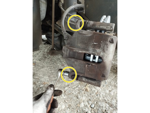 poser l'étrier et visser ses 2 vis de maintien, clé de 13mm, couple de 30N.m